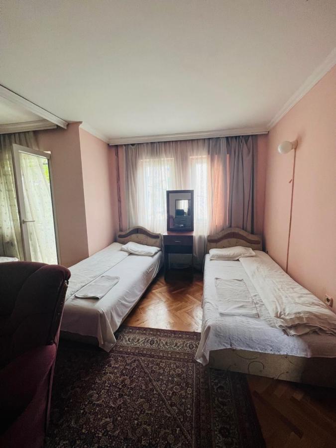 Guest House Velania Prishtine Bagian luar foto