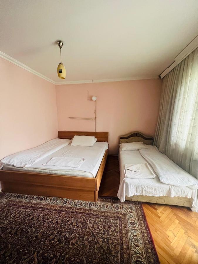 Guest House Velania Prishtine Bagian luar foto