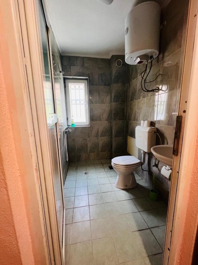 Guest House Velania Prishtine Bagian luar foto