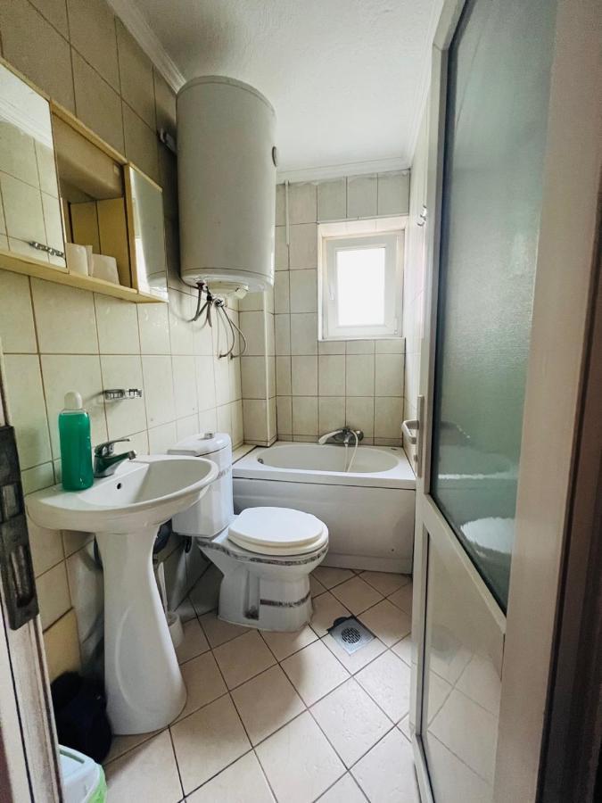 Guest House Velania Prishtine Bagian luar foto
