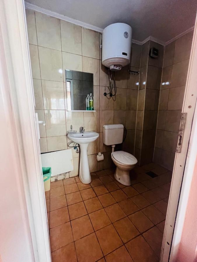 Guest House Velania Prishtine Bagian luar foto
