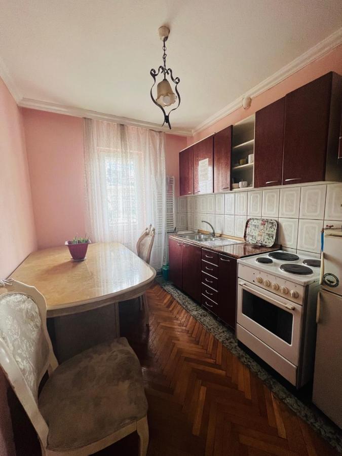 Guest House Velania Prishtine Bagian luar foto