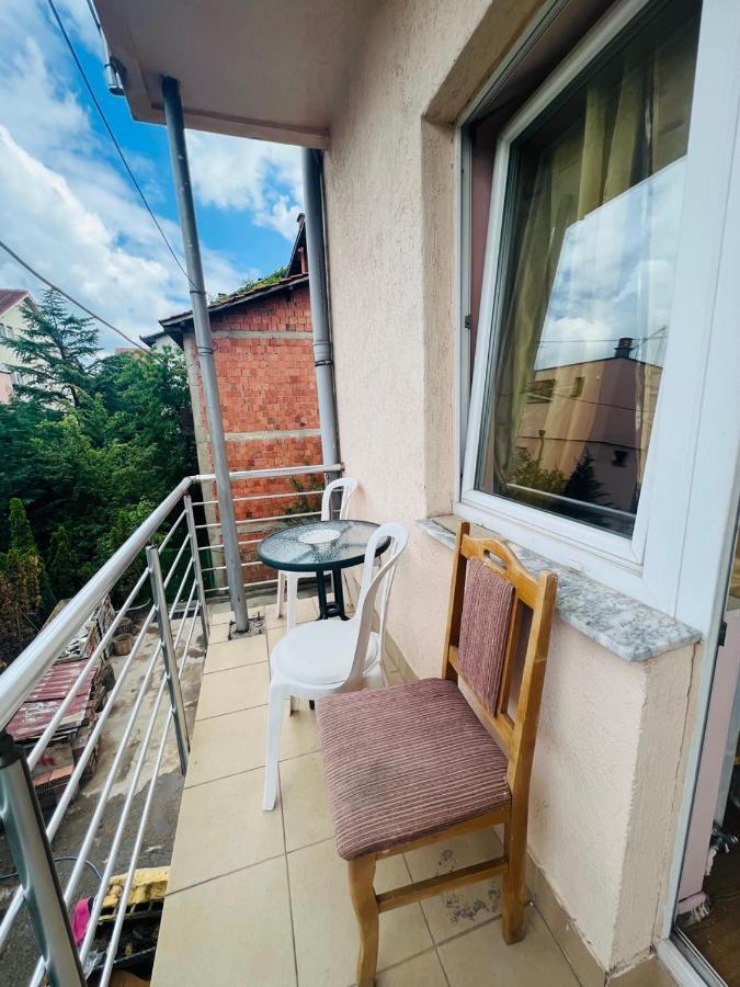 Guest House Velania Prishtine Bagian luar foto