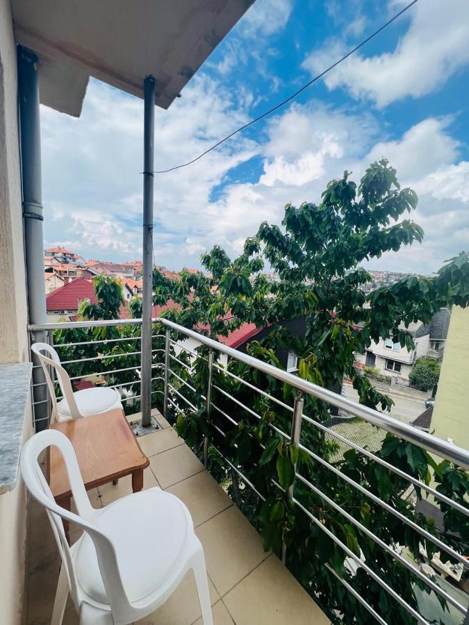 Guest House Velania Prishtine Bagian luar foto