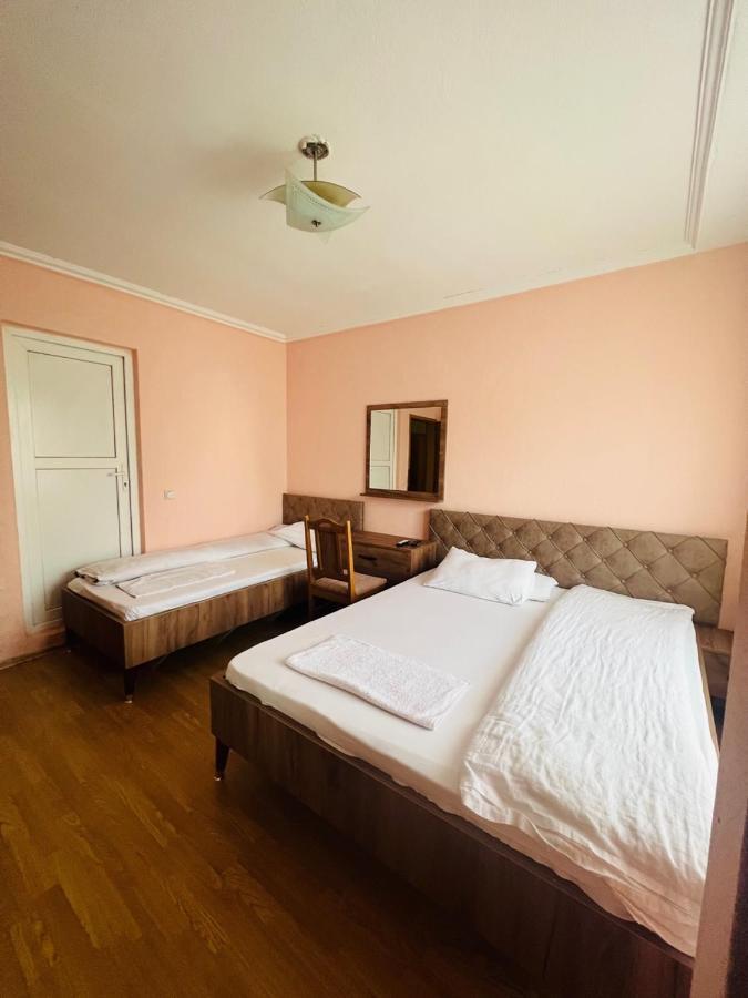 Guest House Velania Prishtine Bagian luar foto