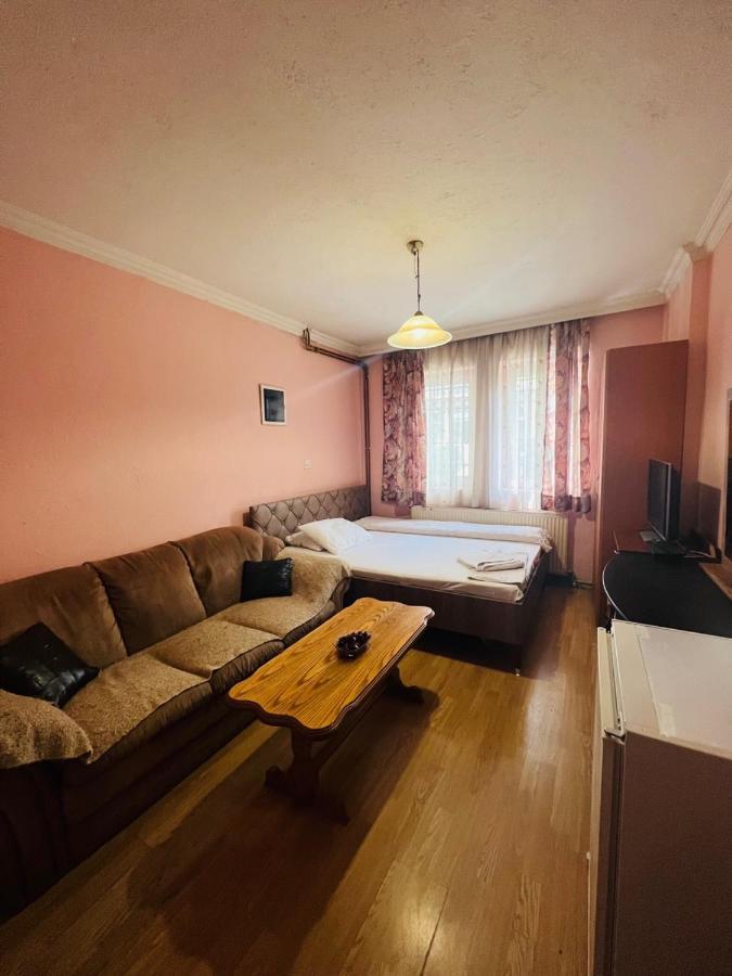 Guest House Velania Prishtine Bagian luar foto