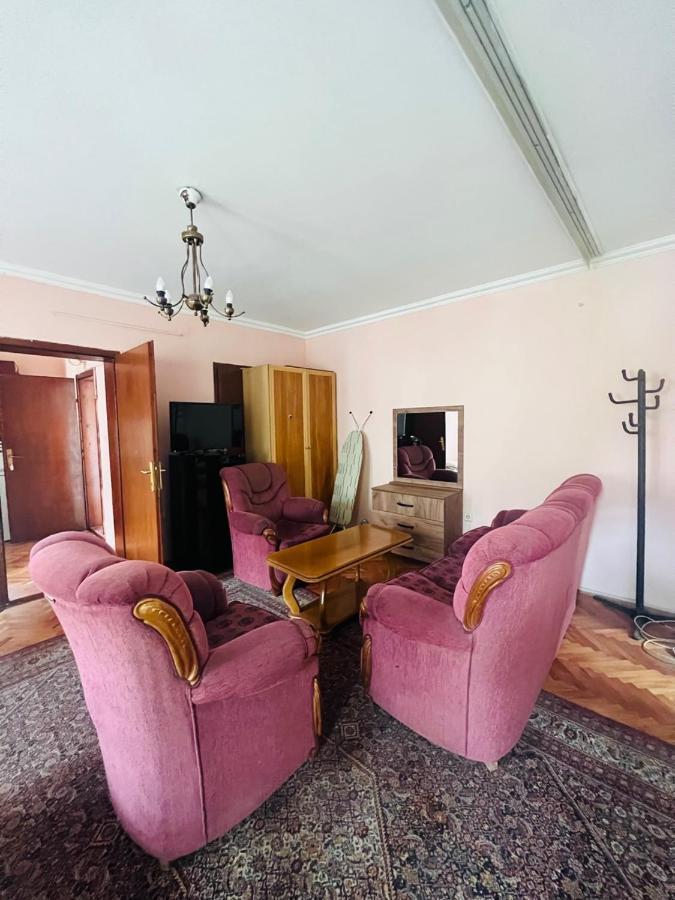 Guest House Velania Prishtine Bagian luar foto