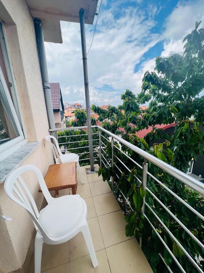 Guest House Velania Prishtine Bagian luar foto