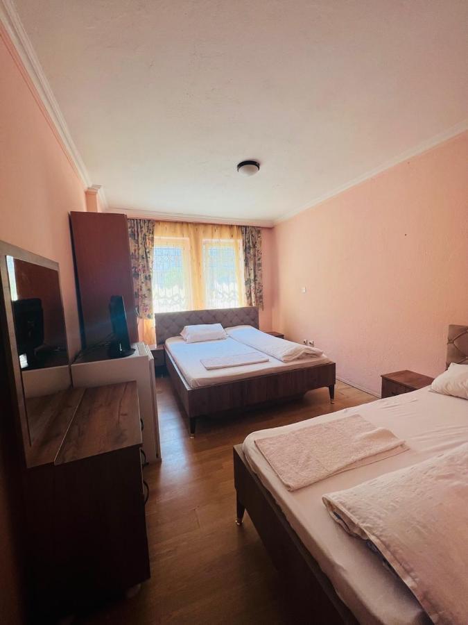 Guest House Velania Prishtine Bagian luar foto