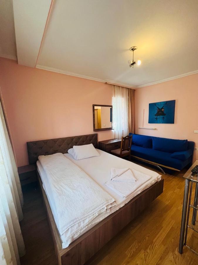 Guest House Velania Prishtine Bagian luar foto