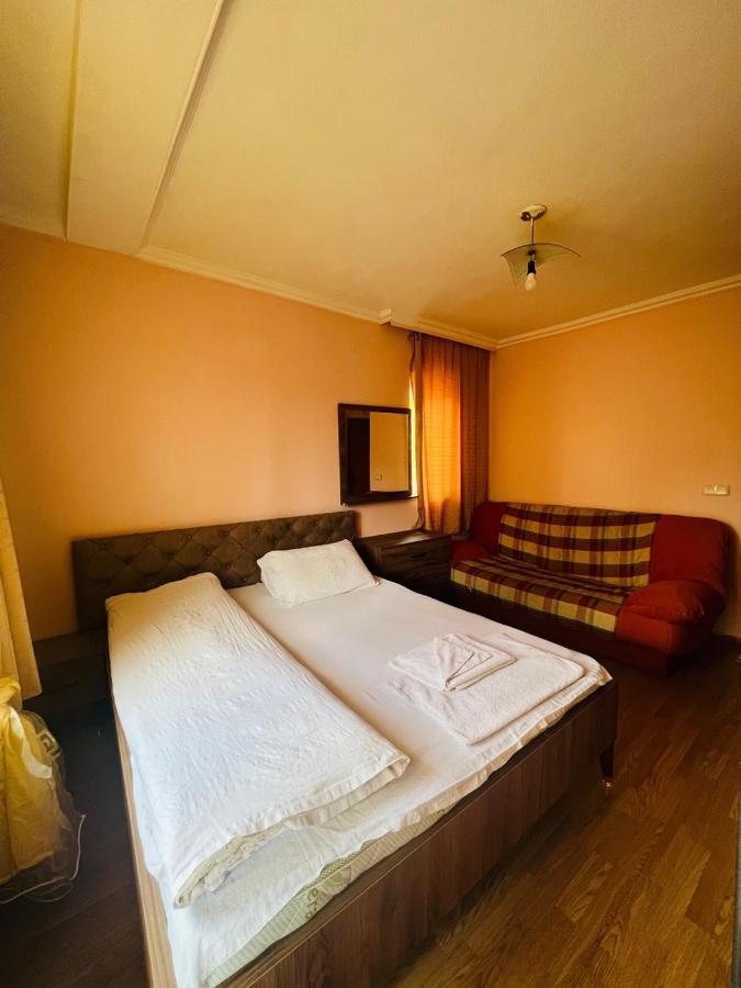 Guest House Velania Prishtine Bagian luar foto